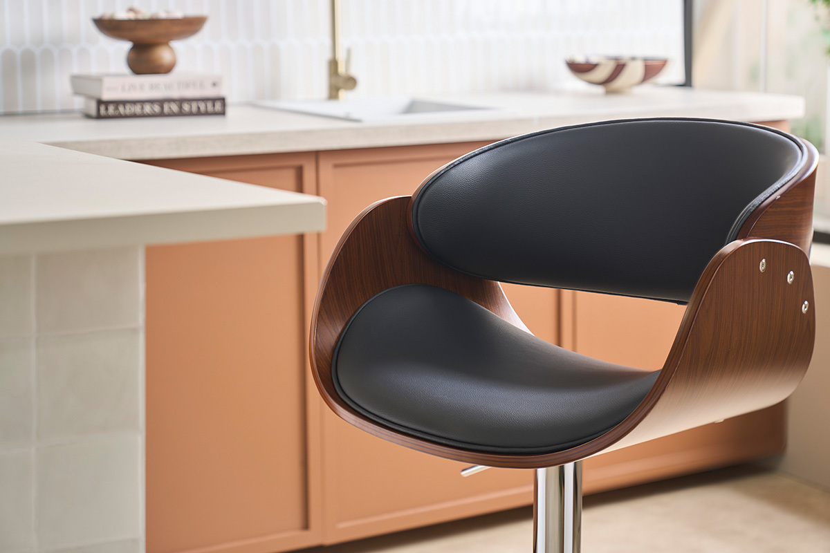 Tabouret de bar design noir et bois fonc�, vue de pr�s sur l'assise et le dossier