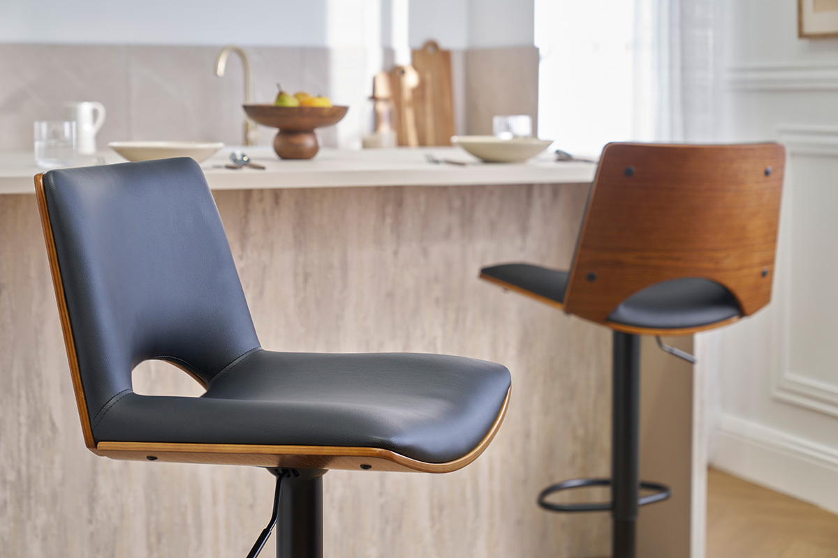 Tabouret de bar PANACH noir et bois fonc�, vue de profil dans une cuisine moderne.