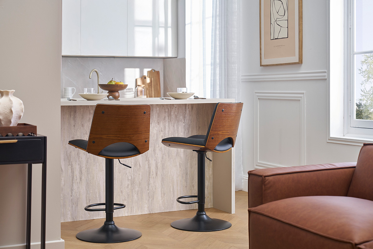 Deux tabourets de bar PANACH en bois fonc� et noir, devant un �lot de cuisine.