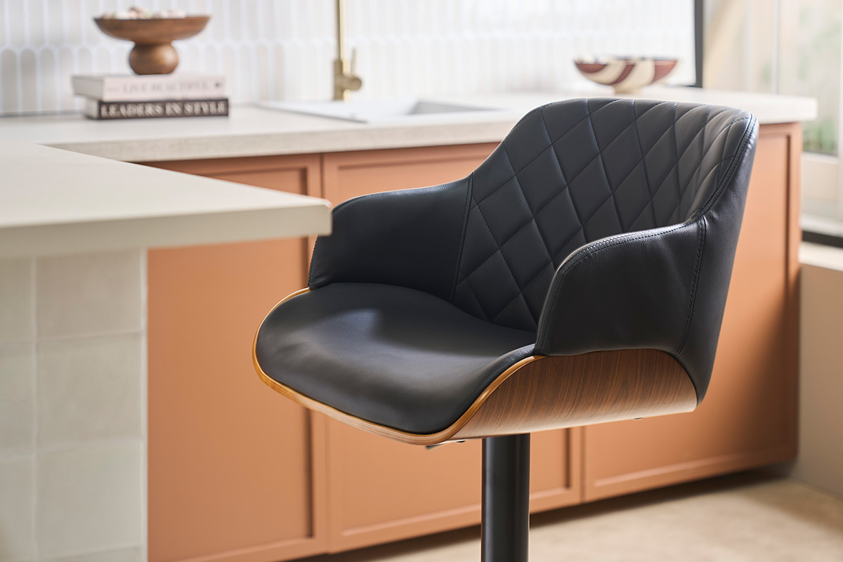 Tabouret de bar r�glable noir et bois fonc� LUCIEN, vue de c�t� avec un design �l�gant et moderne.
