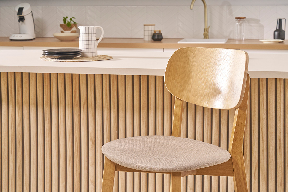 Tabouret de bar en bois clair ch�ne massif et tissu beige H65 cm LUCIA