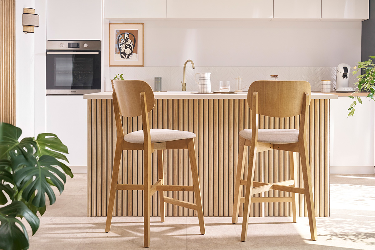 Tabouret de bar en bois clair ch�ne massif et tissu beige H65 cm LUCIA