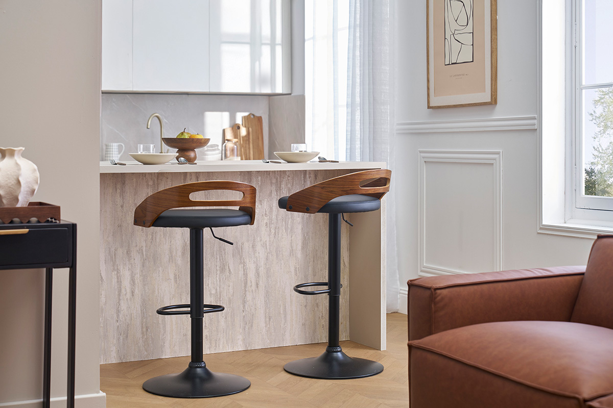Tabourets de bar noirs et noyer MANO, vue de profil dans une cuisine �l�gante.