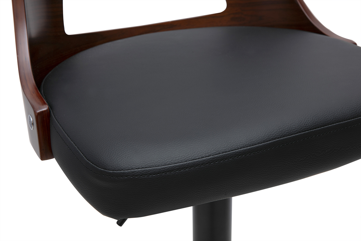 Gros plan sur l'assise noire et le dossier en bois fonc� du tabouret GARBO.