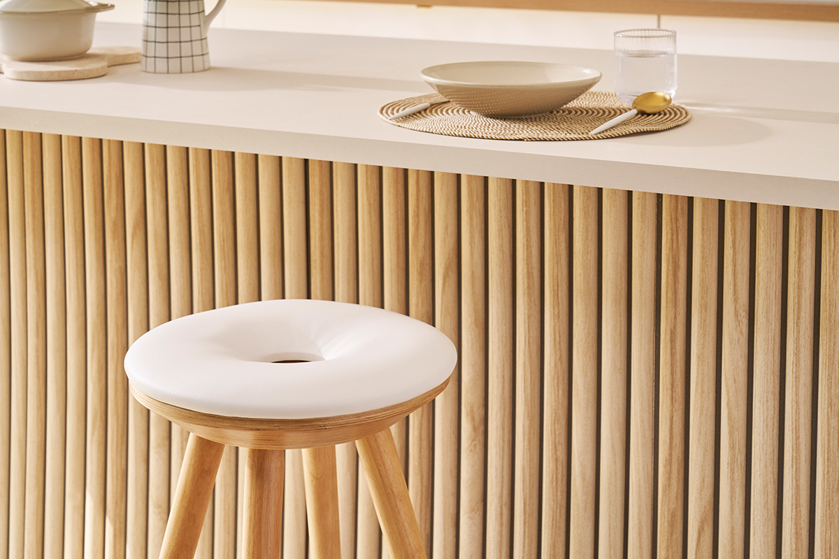 Tabouret de bar scandinave blanc et bois clair 66 cm NORDECO