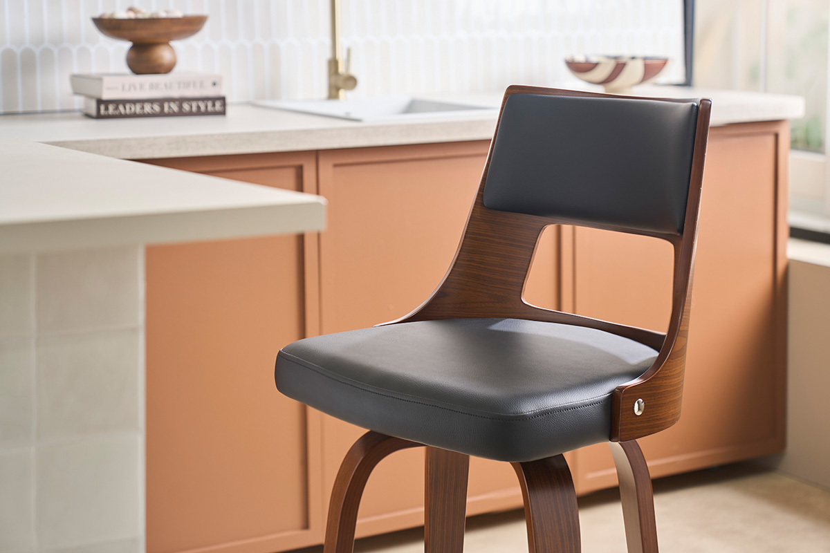 Tabouret de bar vintage GARBO noir et bois fonc�, vue de pr�s sur l'assise et le dossier.