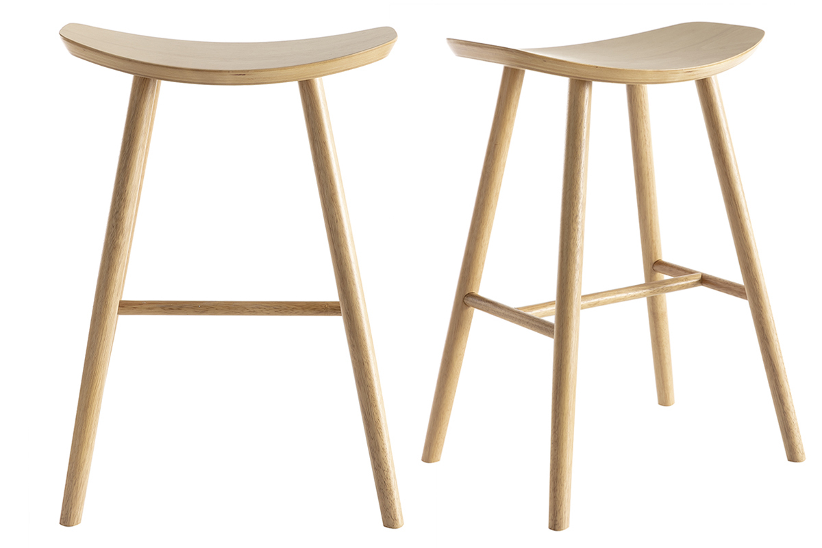 Deux tabourets de bar en bois clair DEMORY avec assise incurv�e, vue de face et c�t�.