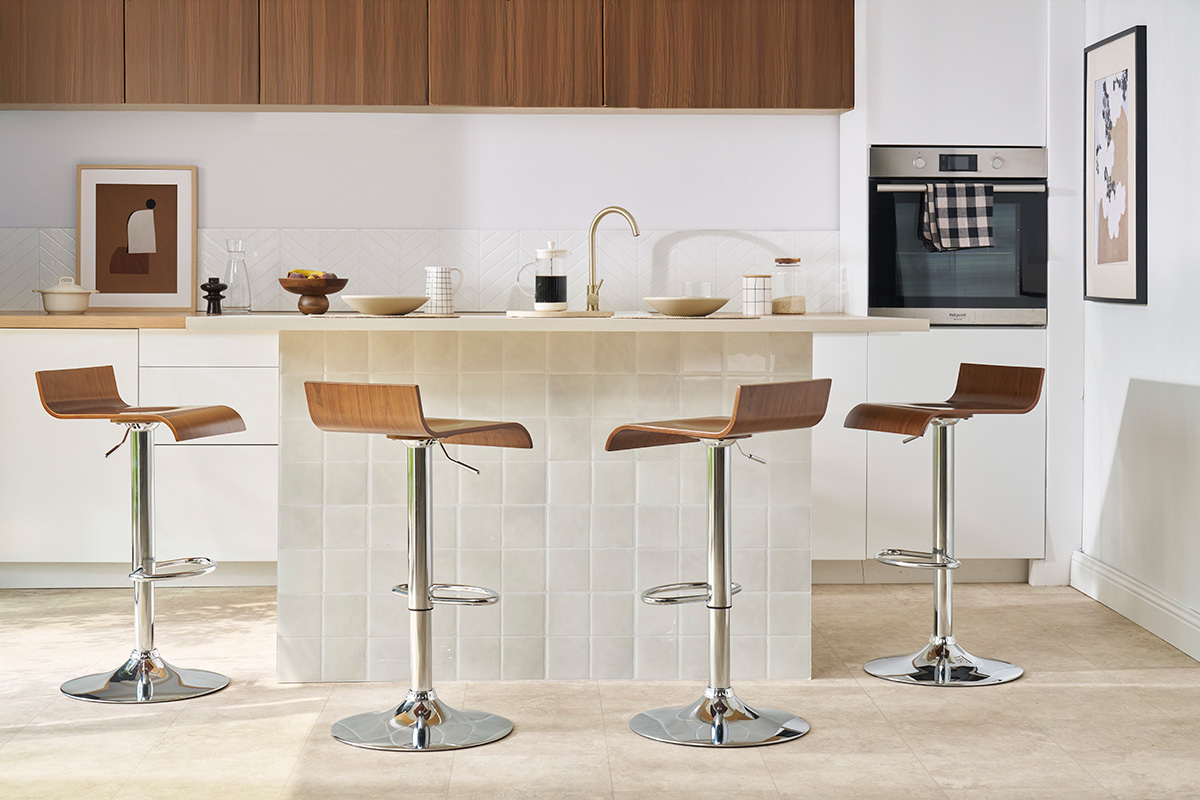 Tabourets de bar design bois fonc� noyer et acier chrom� (lot de 2) SURF V2