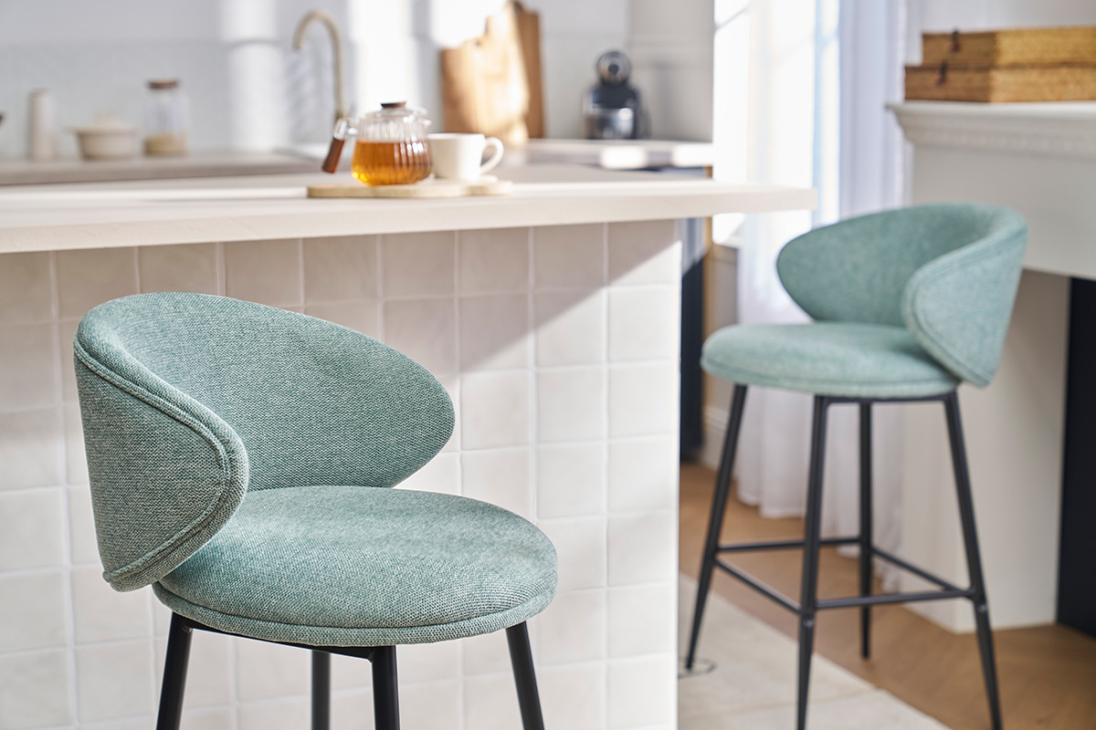 Tabourets de bar design en tissu effet velours textur� vert c�ladon et m�tal noir (lot de 2) ROSALIE