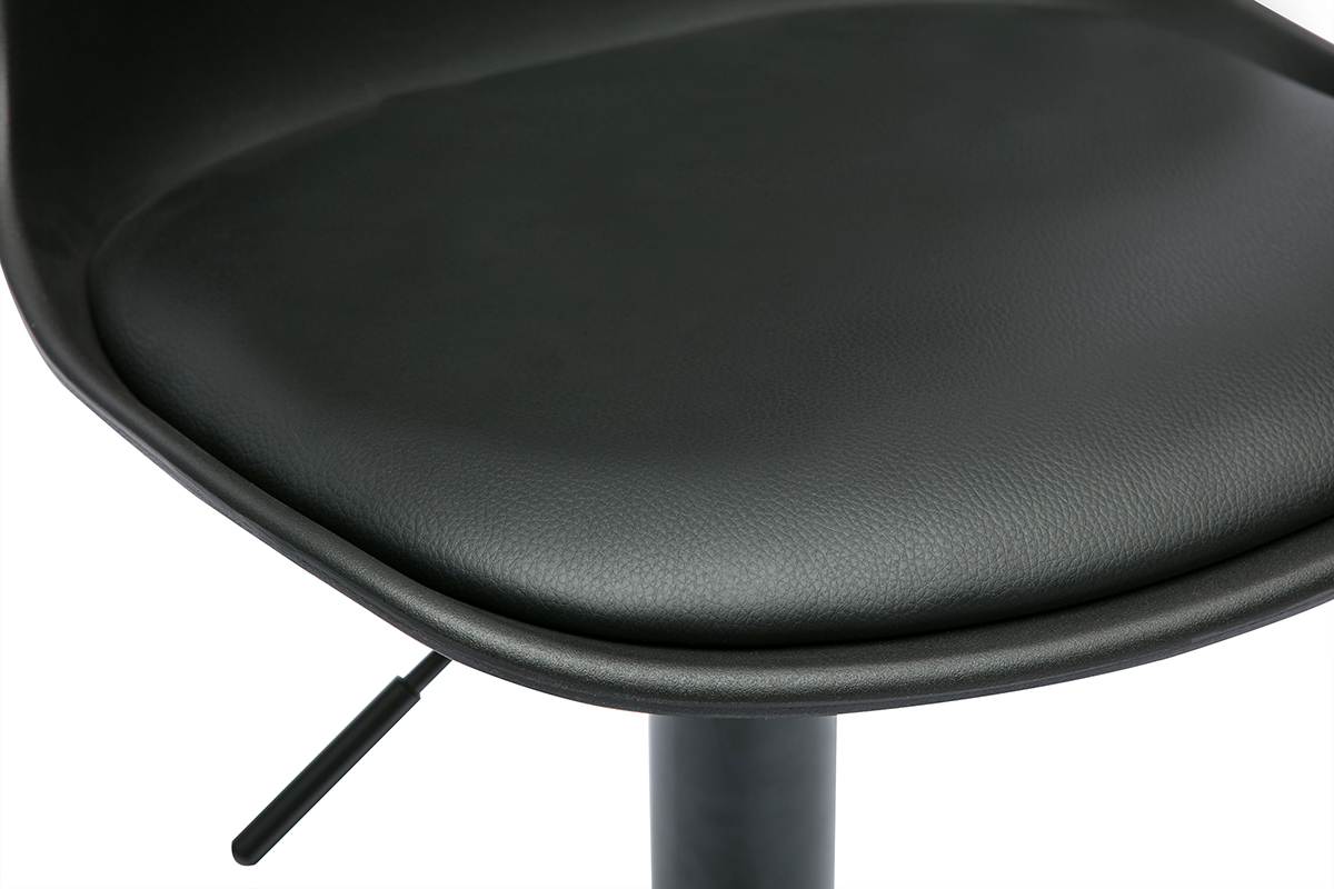 Assise noire en polyur�thane du tabouret de bar STEEVY, gros plan.