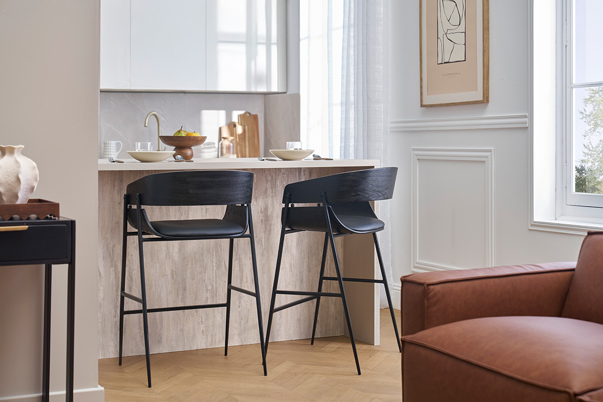 Deux tabourets de bar noirs WESS devant un �lot de cuisine dans un int�rieur moderne.