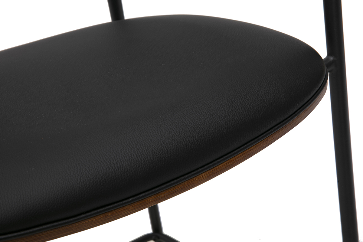 D�tails d'un tabouret de bar en noir et bois noyer, vue de pr�s sur l'assise.