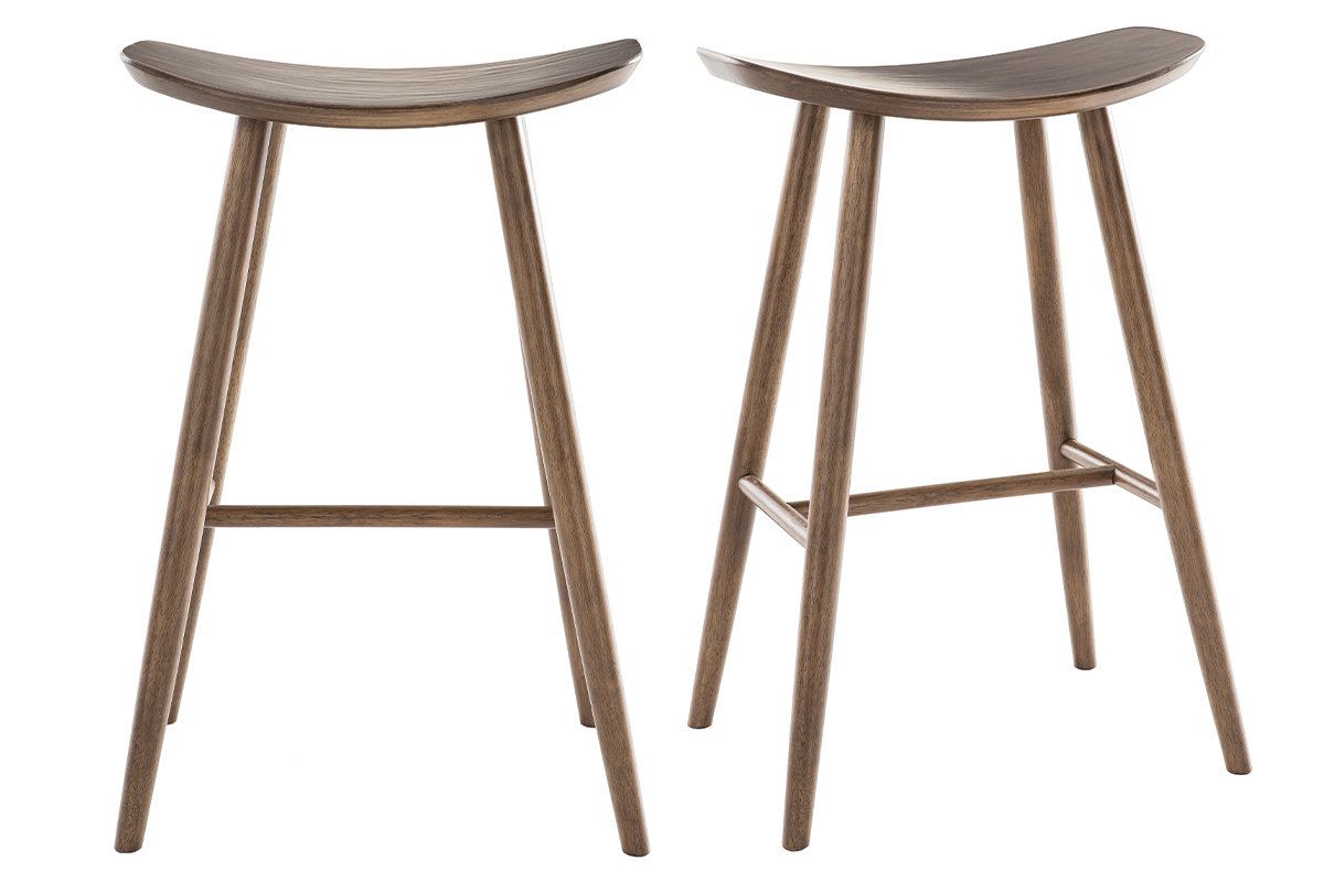 Deux tabourets de bar en bois noyer sans dossier, vue de face.