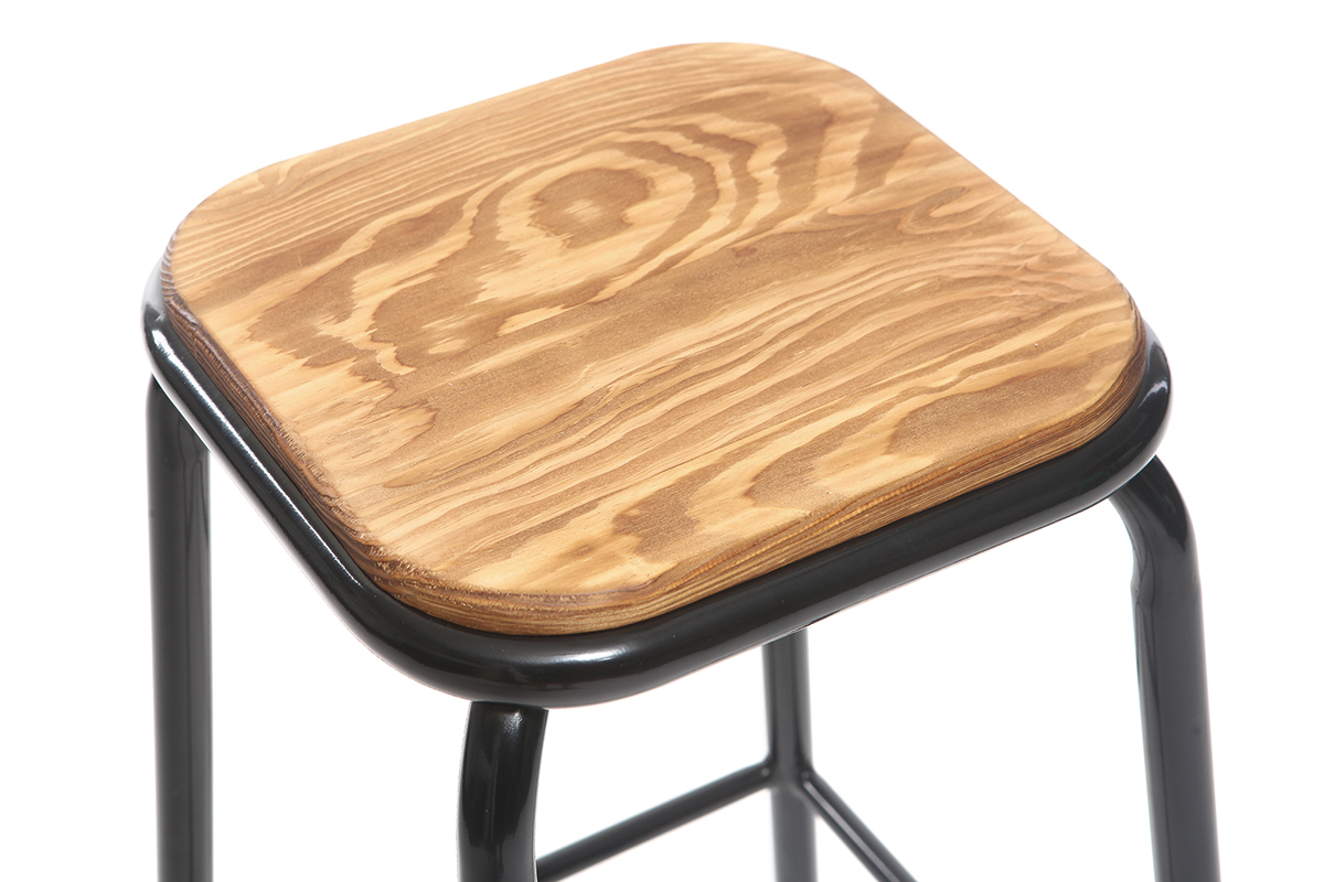 Gros plan sur l'assise en bois fonc� du tabouret de bar avec structure en m�tal noir.