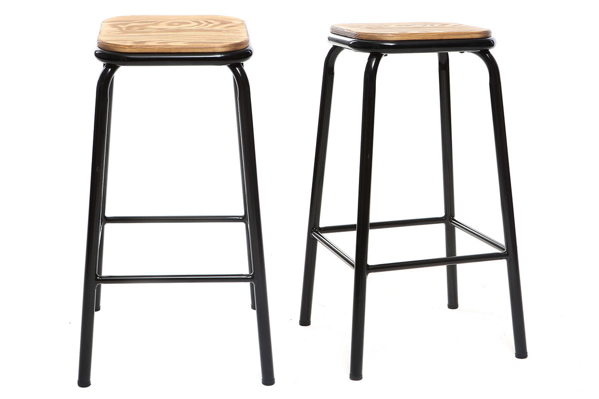Deux tabourets de bar en m�tal noir et assise en bois, vue de face.