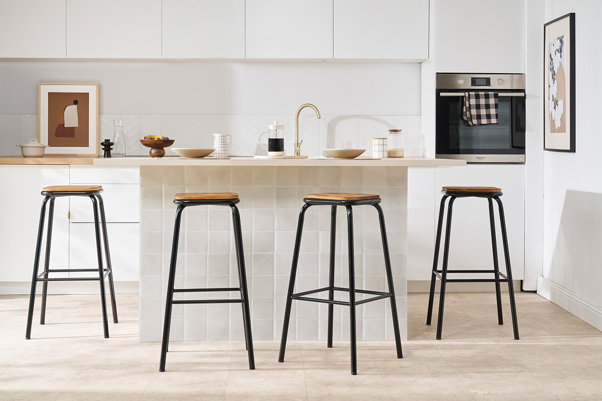 Tabourets MEMPHIS noir et bois fonc� devant un �lot de cuisine.