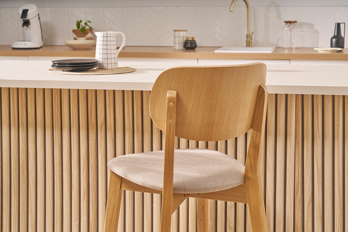 Tabourets de bar en bois clair ch�ne et tissu beige H65 cm (lot de 2) LUCIA