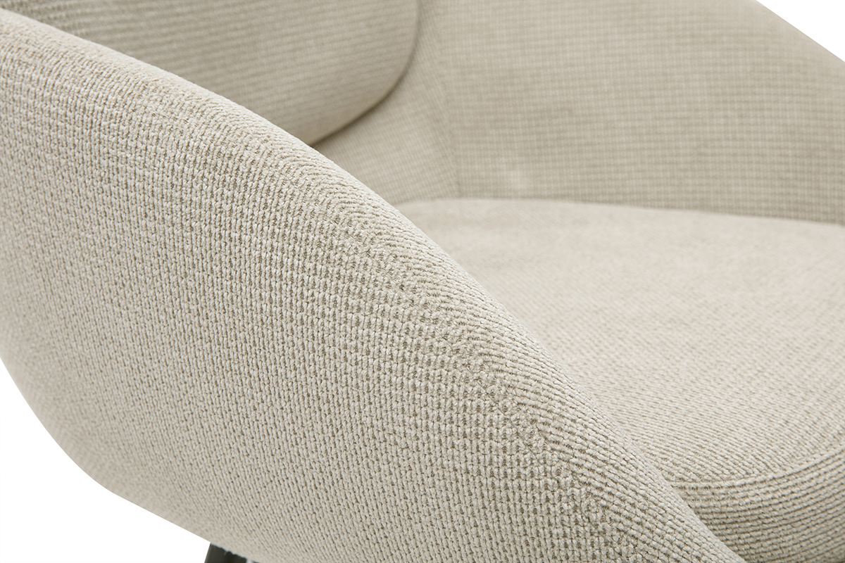 D�tail d'un tabouret de bar en tissu beige avec un design enveloppant et pieds en m�tal noir.
