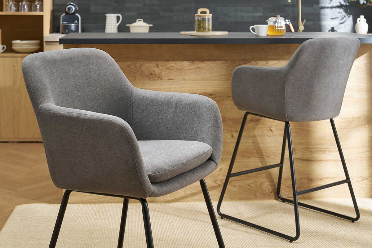 Deux tabourets de bar en tissu gris avec pi�tement m�tallique, vue int�rieure.