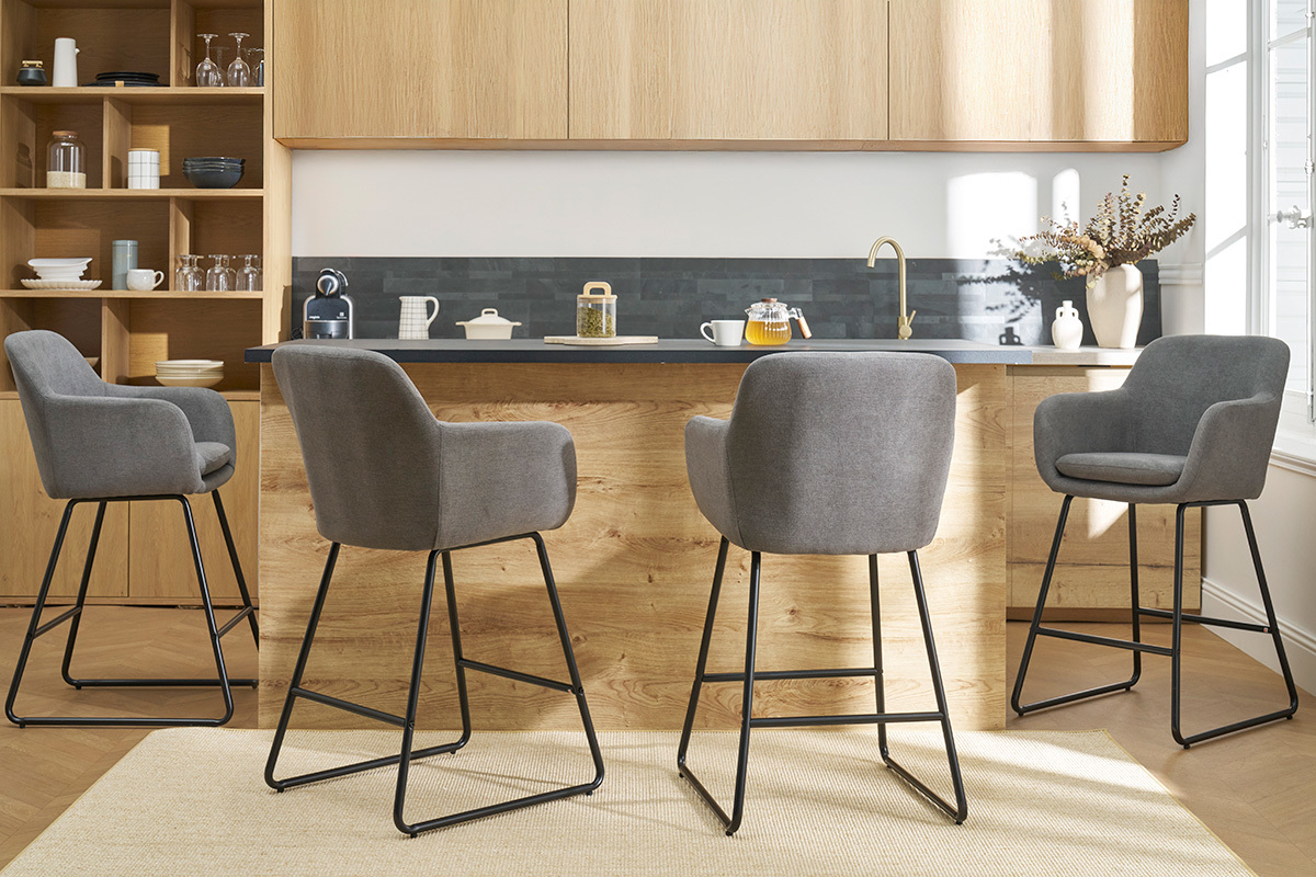 Tabourets de bar en tissu effet velours gris avec pi�tement en m�tal noir dans une cuisine moderne.