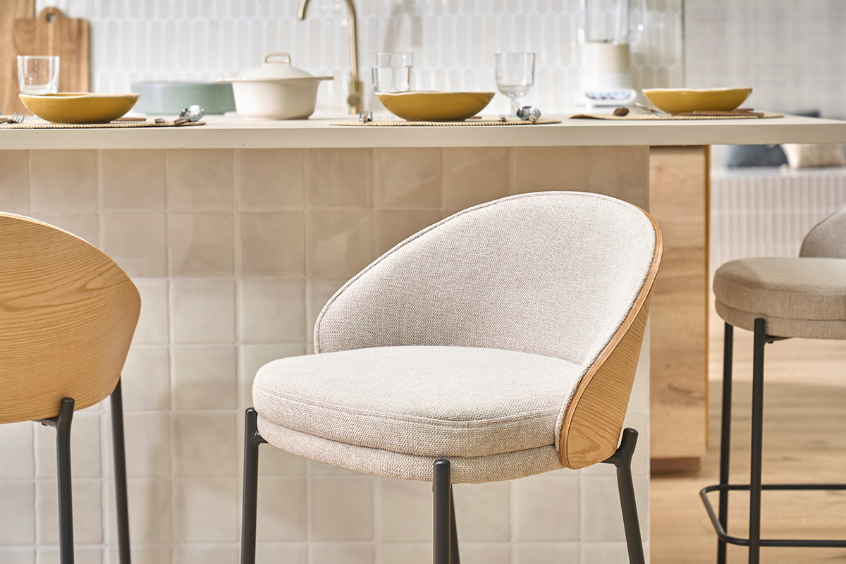 Tabourets de bar en tissu effet velours textur� beige, bois fonc� et m�tal H65 cm (lot de 2) TUCSON