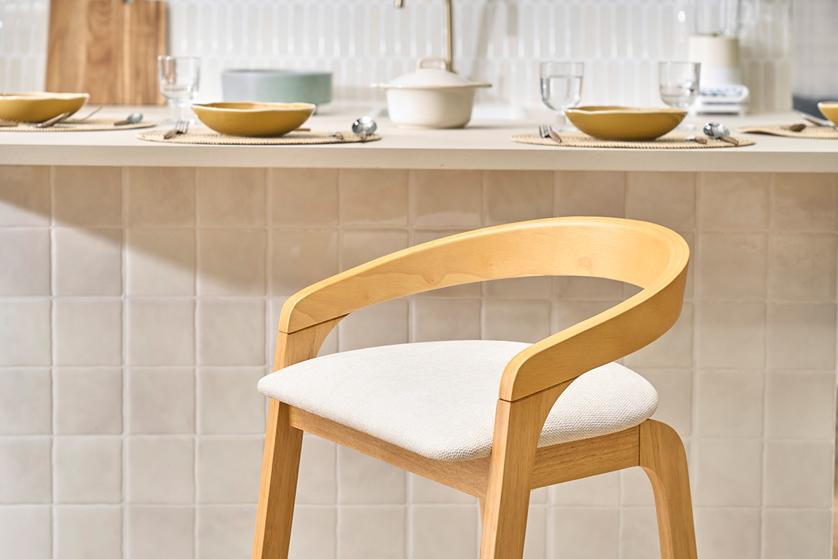 Tabourets de bar en tissu effet velours textur� beige et bois clair H68 cm (lot de 2) PULSO