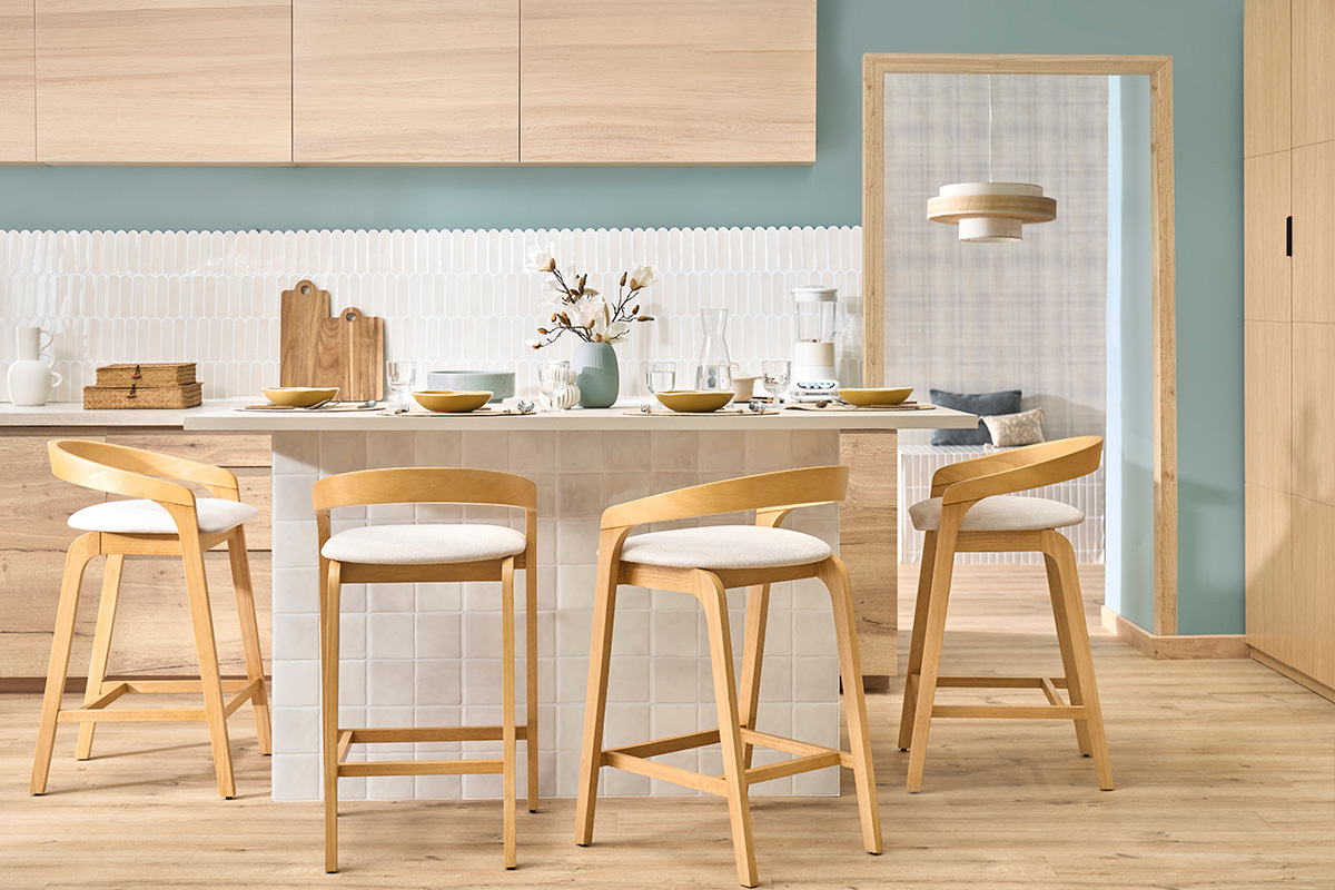 Tabourets de bar en tissu effet velours textur� beige et bois clair H68 cm (lot de 2) PULSO