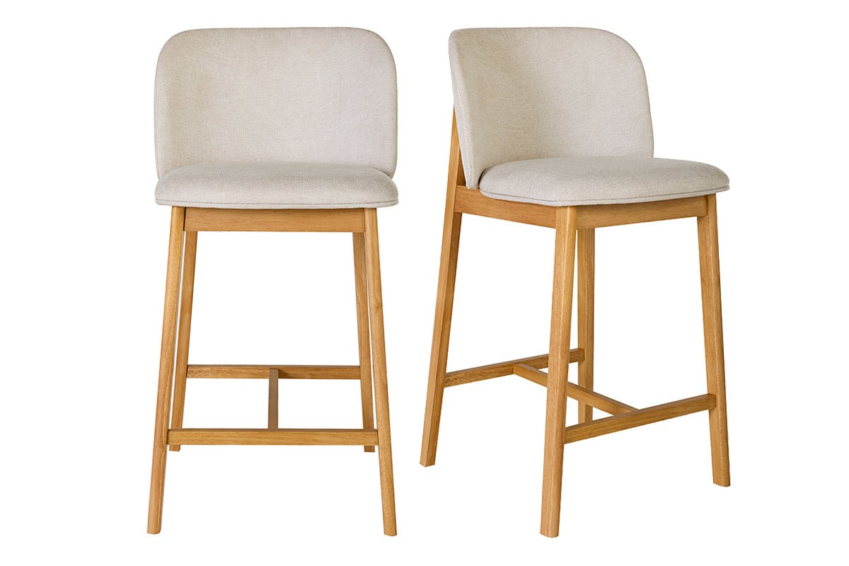 Deux tabourets de bar beige en tissu effet velours, structure en bois clair, vue de face et 3/4.