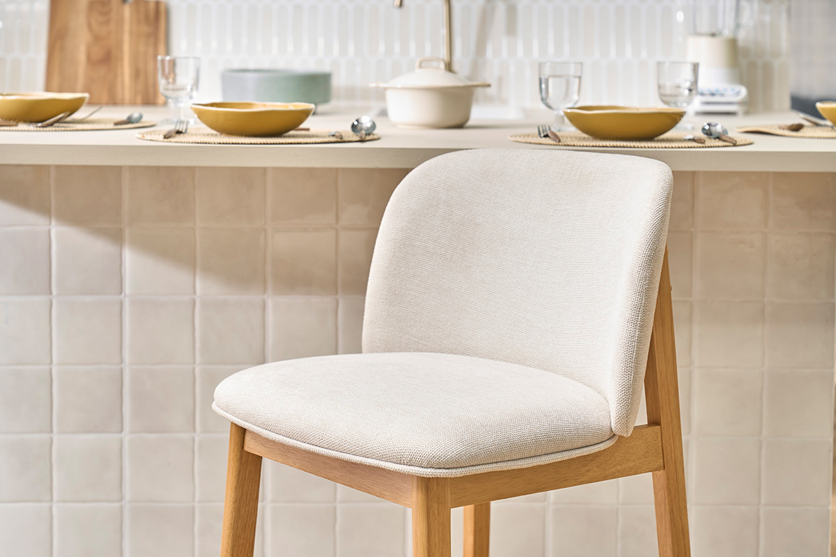 Tabourets de bar en tissu effet velours textur� beige et bois clair H69 cm (lot de 2) TIEGA