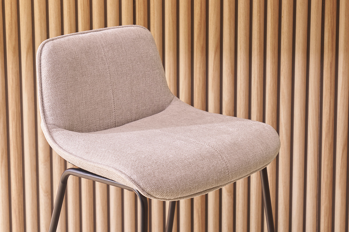 Tabourets de bar en tissu effet velours textur� beige et m�tal H65 cm (lot de 2) BOOST