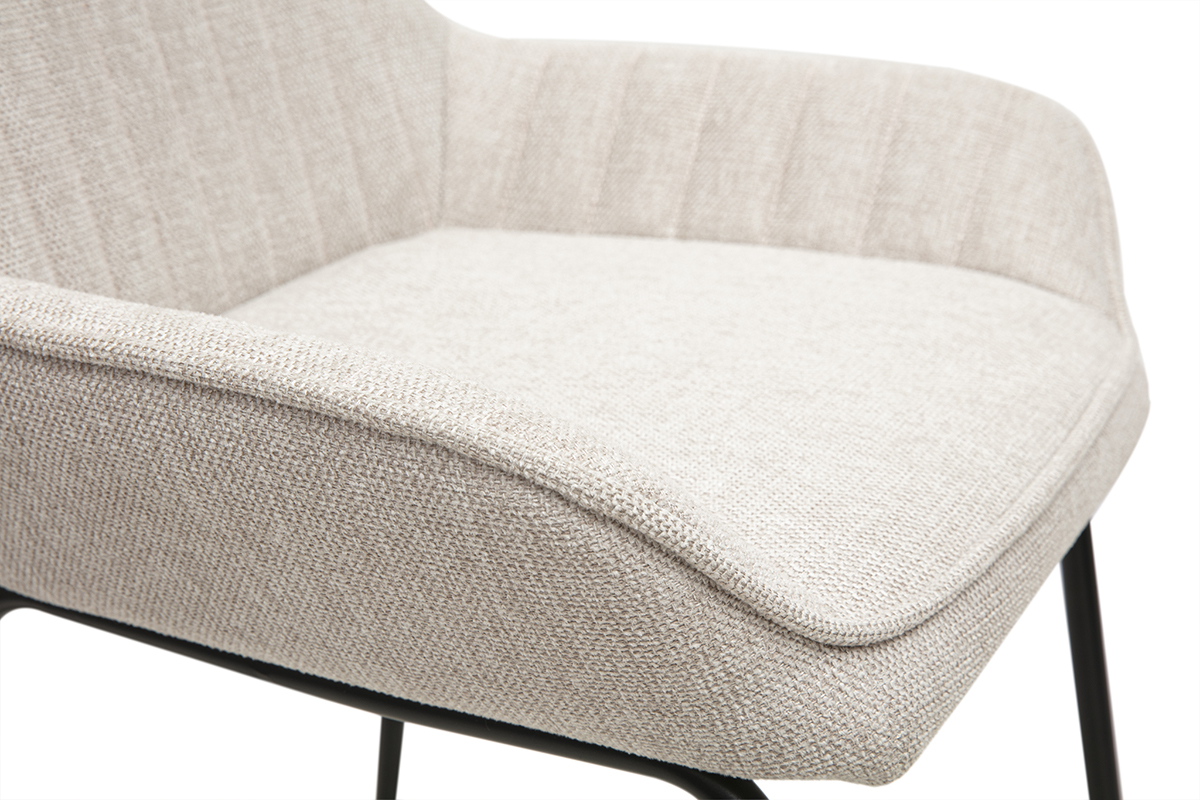 D�tail des tabourets de bar RONNIE en tissu beige et m�tal noir, vue rapproch�e du si�ge.