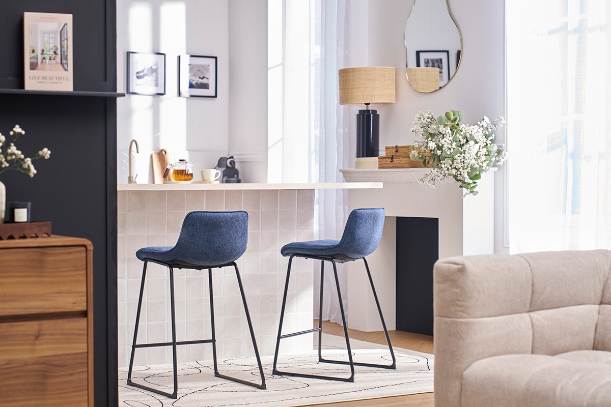 Tabourets de bar en tissu effet velours textur� bleu fonc� et m�tal H65 cm (lot de 2) BOOST