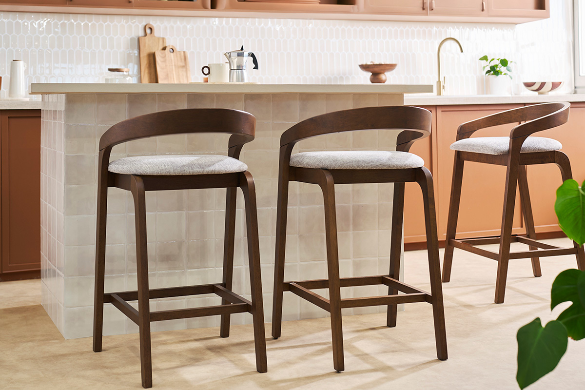 Tabourets de bar en tissu effet velours textur� gris et bois fonc� H68 cm (lot de 2) PULSO