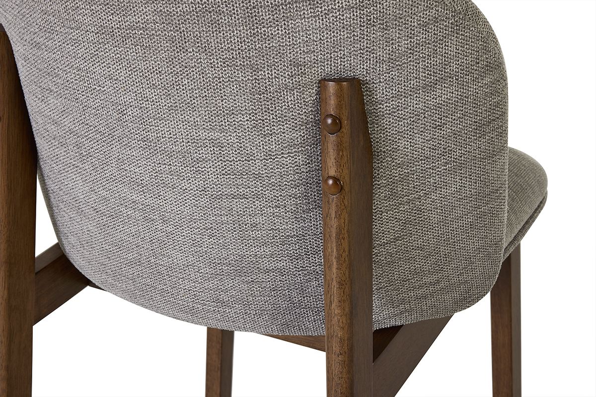 D�tail du dossier d'un tabouret en tissu gris et bois fonc�.