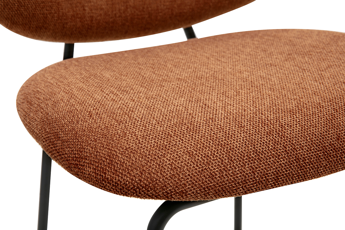 Tabouret en tissu terre br�l�e et structure en m�tal noir, vue rapproch�e.
