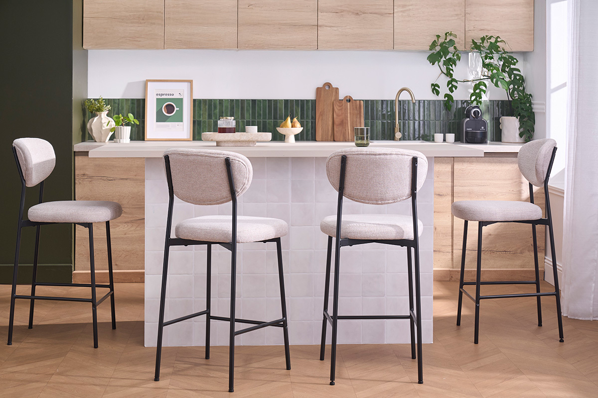 Quatre tabourets de bar en tissu beige et m�tal noir autour d'un �lot dans une cuisine moderne.
