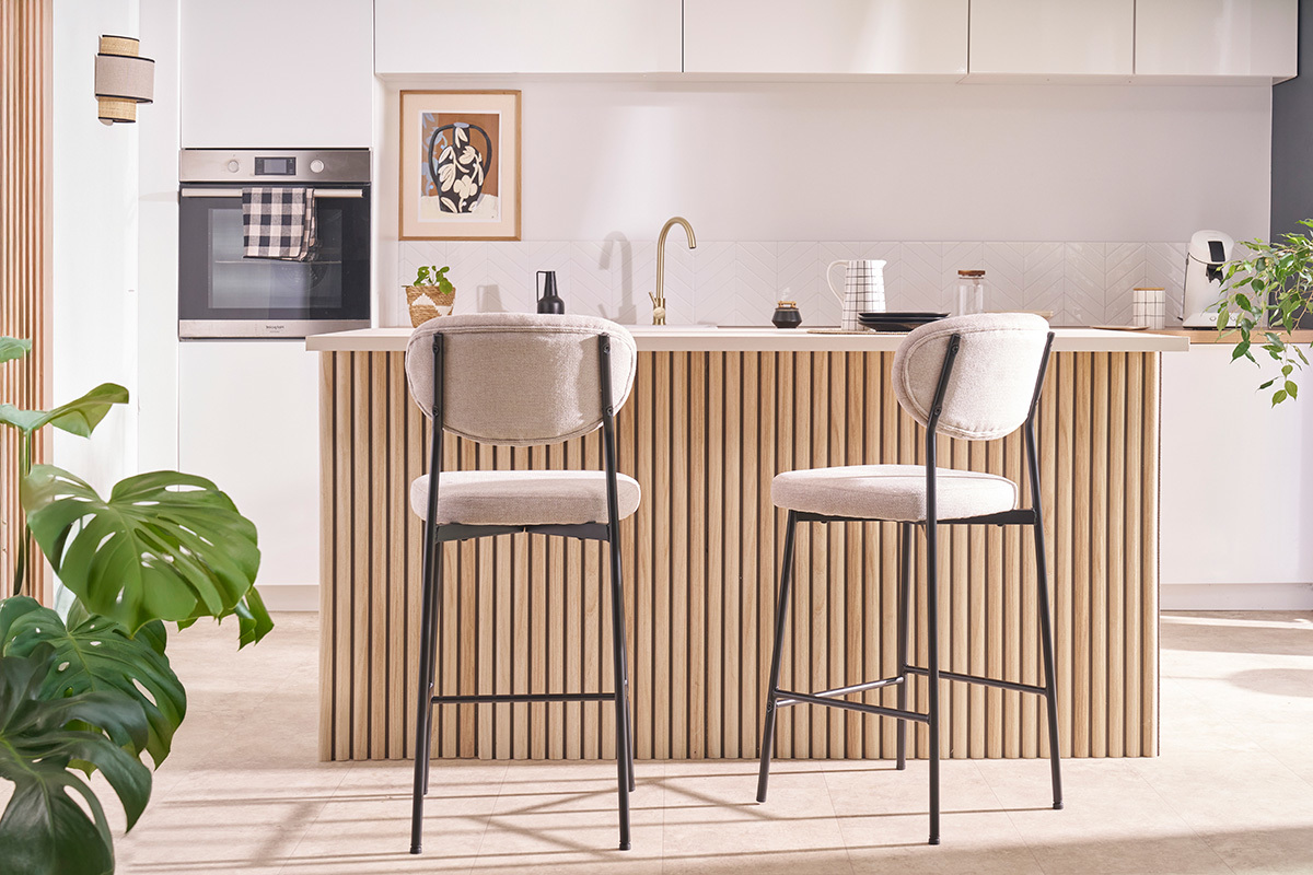 Tabourets de bar fixes en tissu beige, vue de face, dans une cuisine moderne