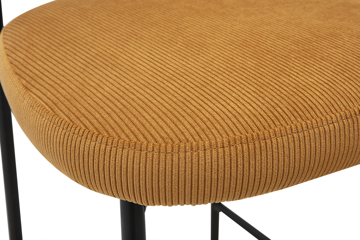 Assise du tabouret de bar en tissu velours c�tel� jaune curry, vue rapproch�e.