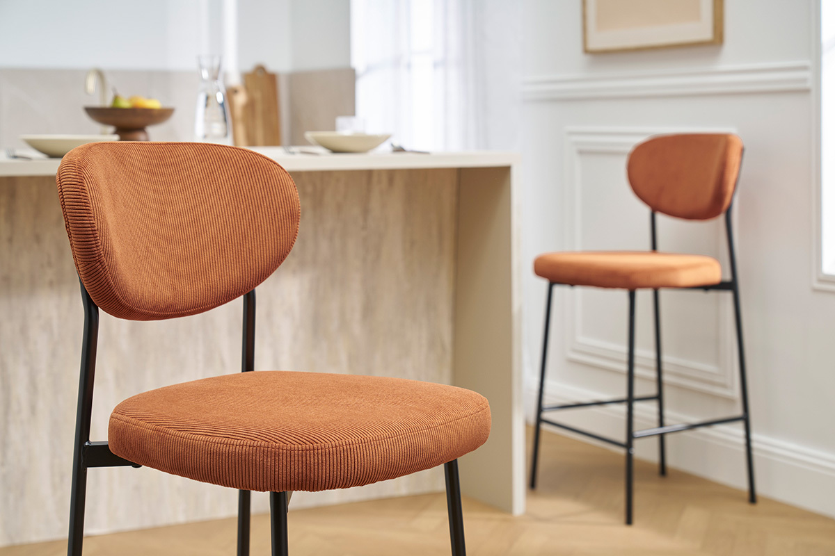 Tabourets de bar en tissu velours c�tel� terre br�l�e, pied noir, vue int�rieure pr�s d'une �lot.