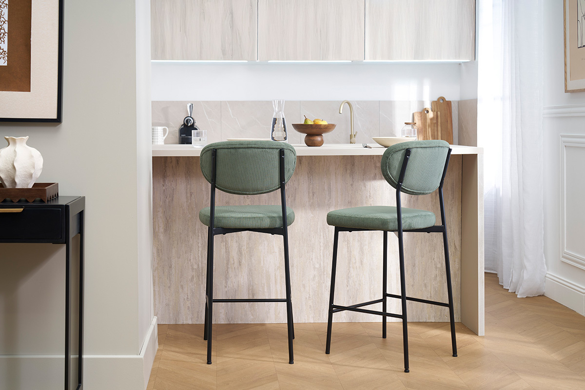Deux tabourets de bar en tissu velours c�tel� vert kaki avec pieds en m�tal noir, vue arri�re.