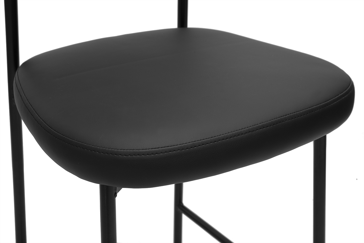 Gros plan de l'assise noire d'un tabouret de bar BREKA, avec pi�tement m�tallique.