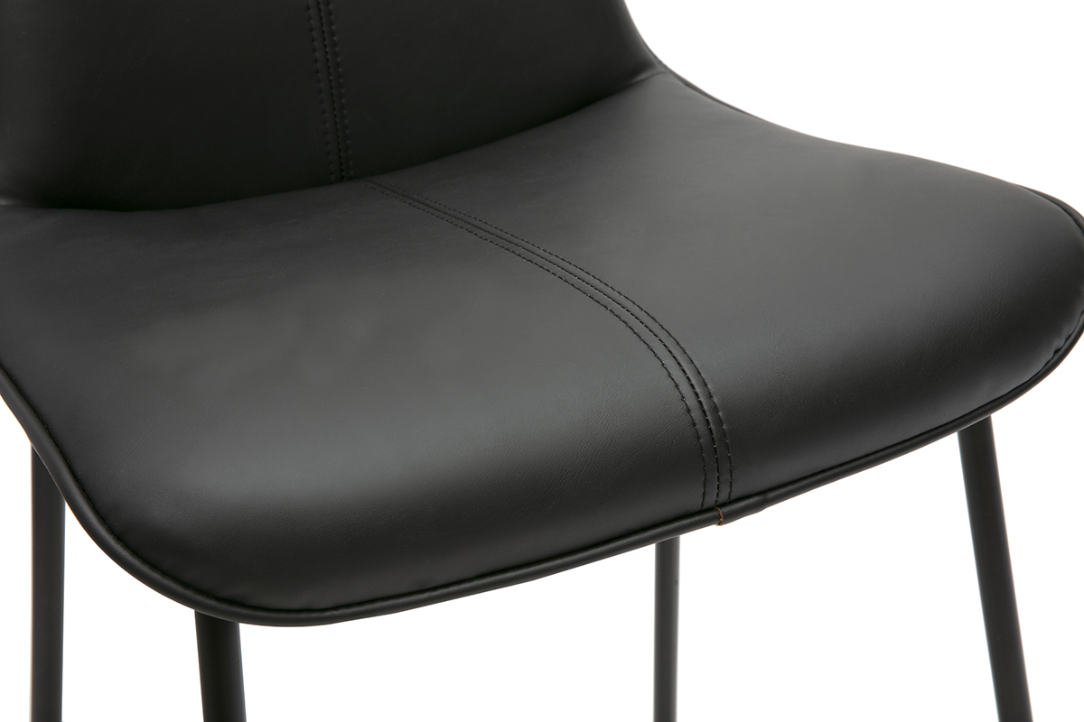 Zoom sur l'assise du tabouret de bar noir en polyur�thane avec pied m�tal.