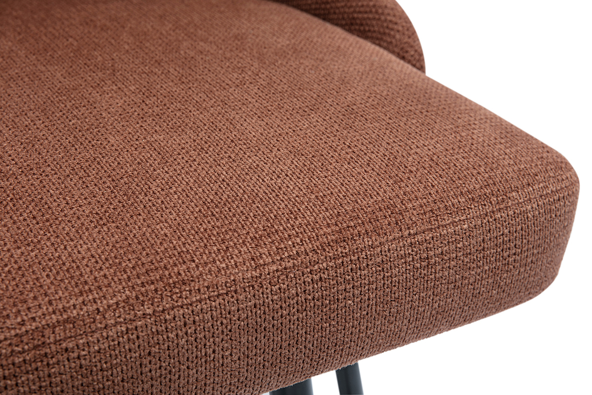 Gros plan de l'assise en tissu chenille textur� terre br�l�e du tabouret de bar.