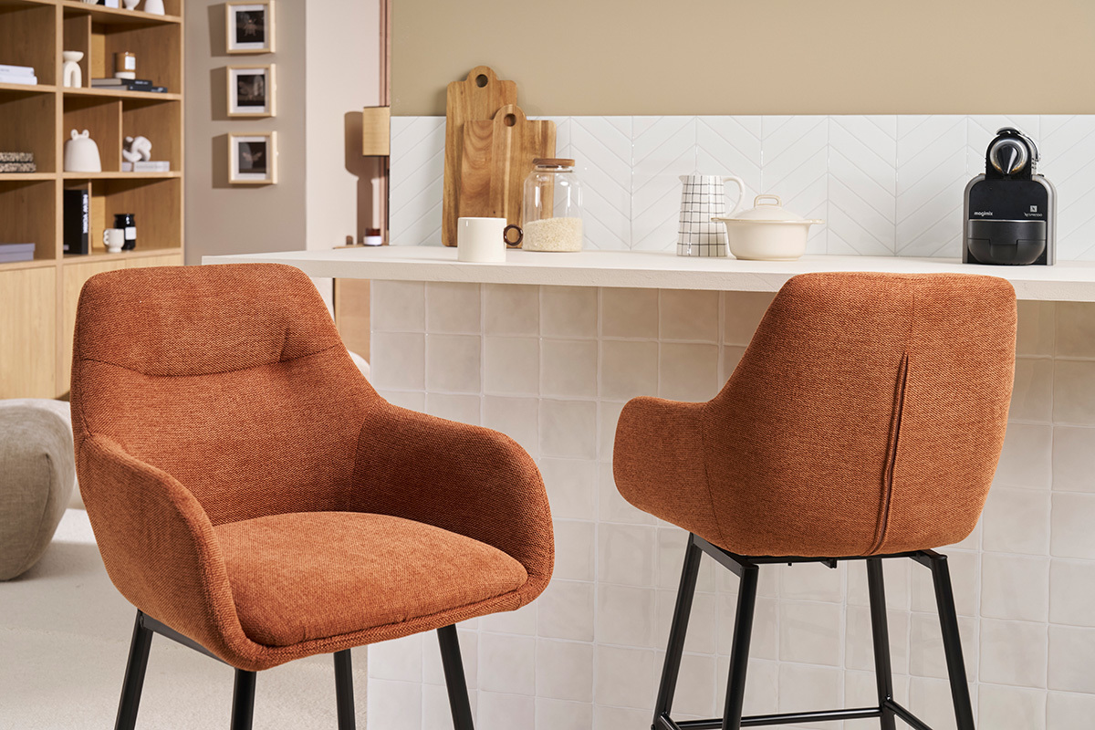 Tabourets ALESS en tissu terre br�l�e et m�tal, pr�s d'un bar, vue de c�t�.