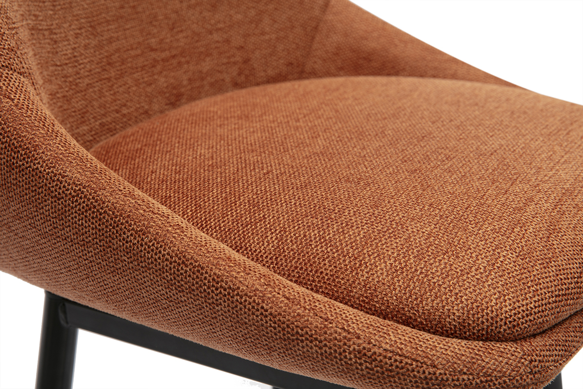 Gros plan sur tissu effet velours textur� terre br�l�e d'un tabouret ALESS.