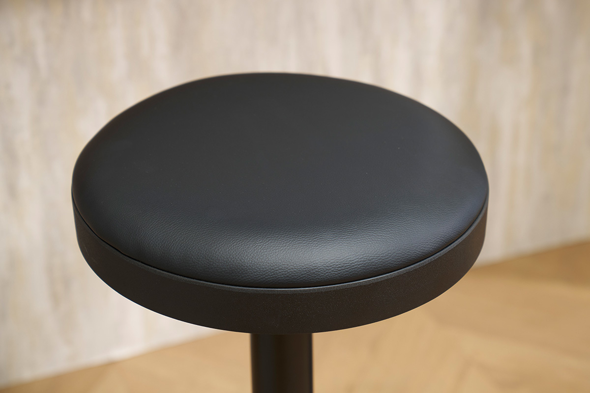 Assise de tabouret de bar noir en polyur�thane vue de dessus.