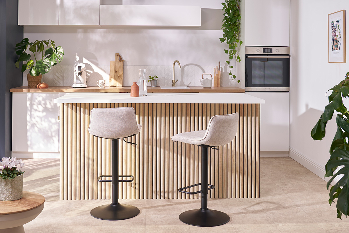 Tabourets de bar r�glables pivotants 360� en tissu effet velours textur� beige et m�tal noir (lot de 2) BOOST