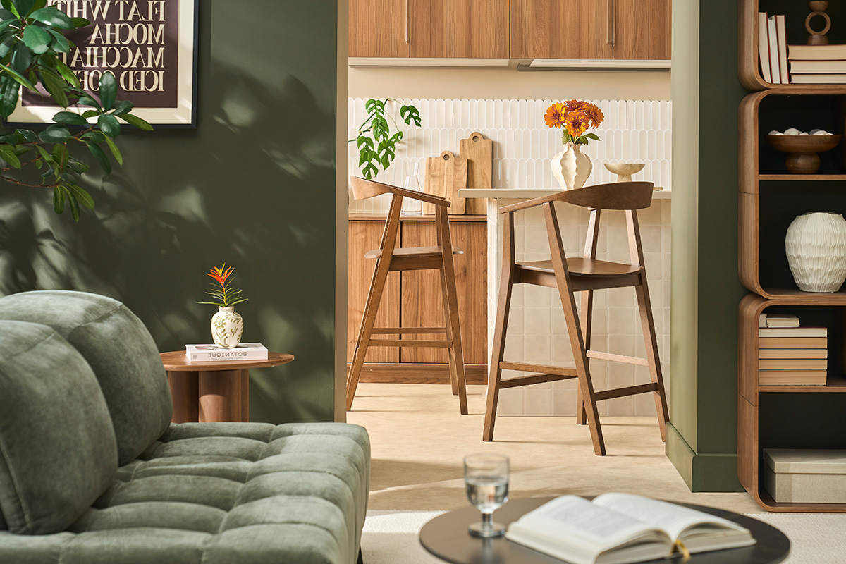 Tabourets de bar scandinaves bois fonc� dans une cuisine moderne, vue d'ensemble.