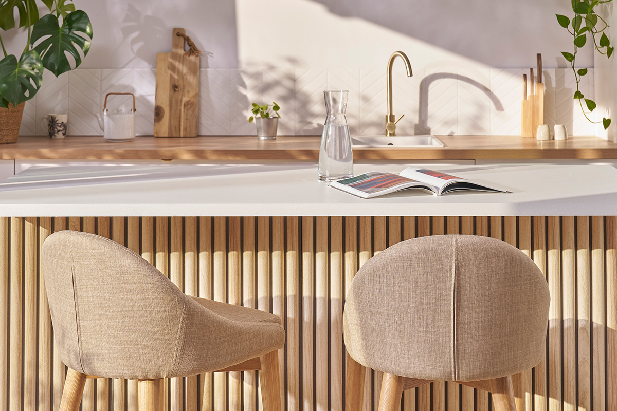 Tabourets de bar scandinaves en tissu beige et fr�ne massif H66.5 cm (lot de 2) DALIA