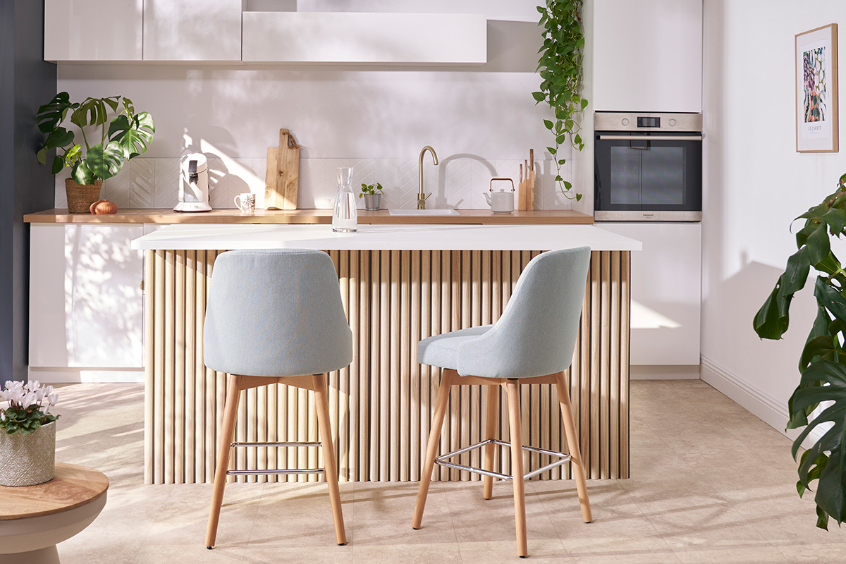 Tabourets de bar scandinaves pivotants 360� en tissu bleu canard et bois h�tre massif H65 cm (lot de 2) HASTA